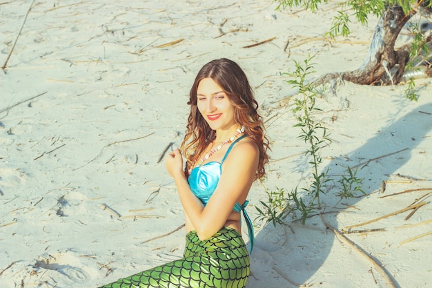 Mulher jovem bonita sereia close-up na costa do mar. cosplay sereia.