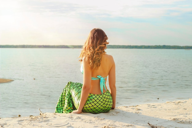 Mulher jovem bonita sereia fechar de pé sobre a costa do mar. Cosplay sereia.