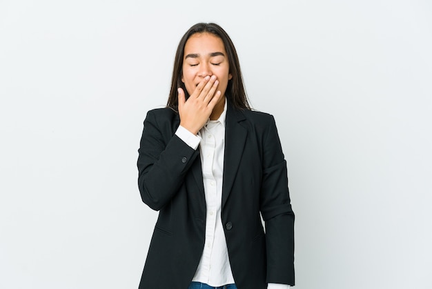 Mulher jovem bussines asiática isolada no branco bocejando mostrando um gesto cansado, cobrindo a boca com a mão.