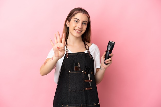 Mulher jovem cabeleireira isolada em rosa feliz e contando quatro com os dedos