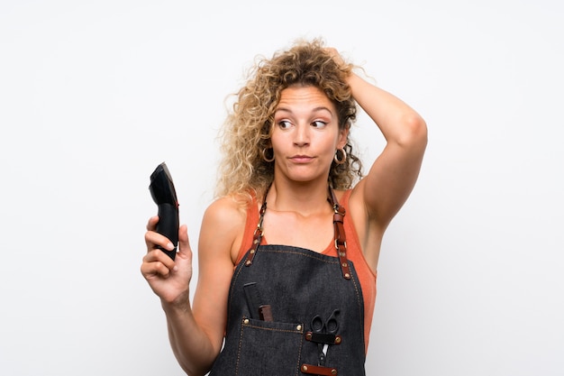 Foto mulher jovem cabeleireiro sobre parede isolada