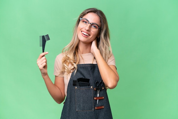 Mulher jovem cabeleireiro uruguaio sobre fundo isolado rindo