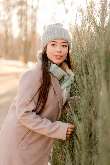 Mulher jovem caminhando em winter park