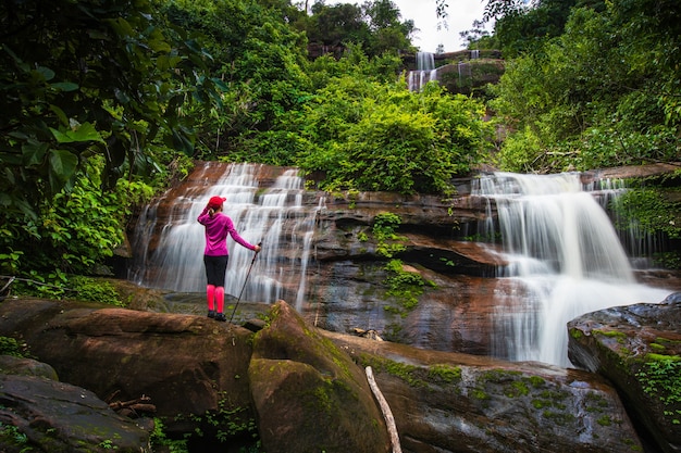 Mulher jovem caminhando na cachoeira