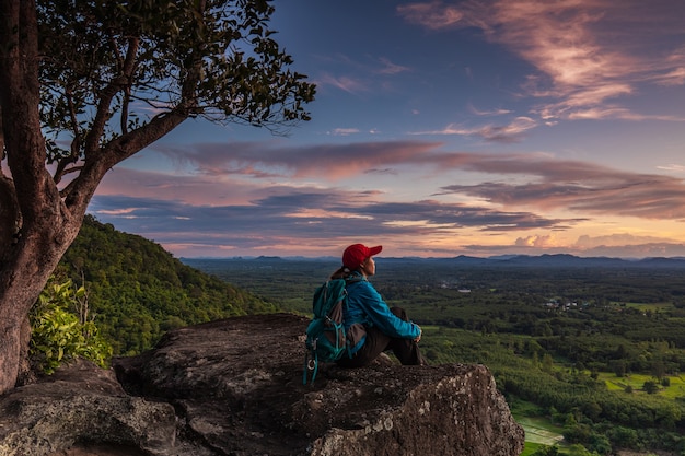 Foto mulher jovem caminhando na montanha