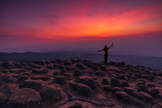 Foto mulher jovem caminhando nas montanhas