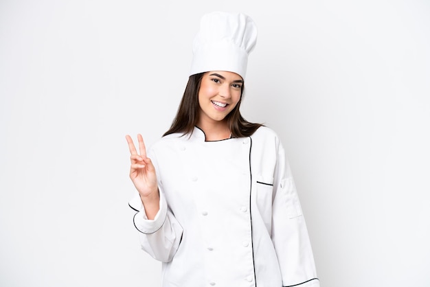 Mulher jovem chef brasileiro isolada no fundo branco sorrindo e mostrando sinal de vitória