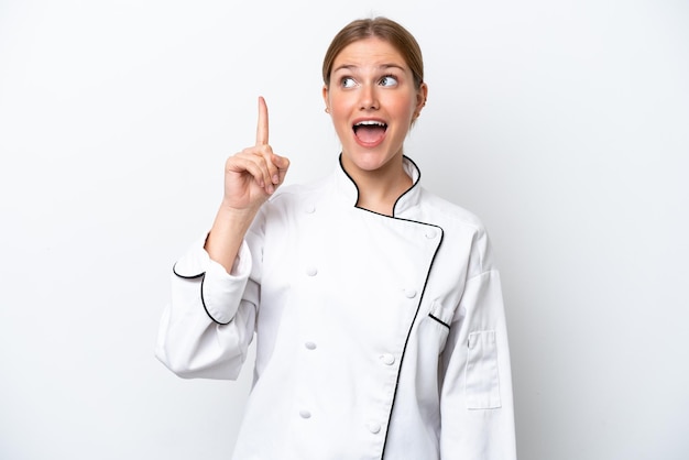 Mulher jovem chef isolada no fundo branco com a intenção de descobrir a solução enquanto levanta um dedo