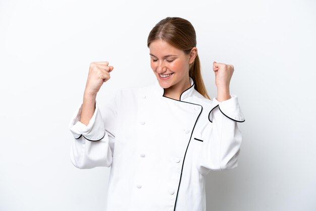 Mulher jovem chef isolada no fundo branco comemorando uma vitória