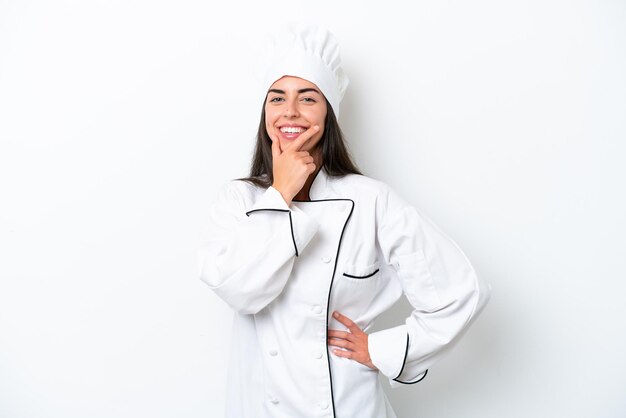 Mulher jovem chef sobre fundo branco sorrindo