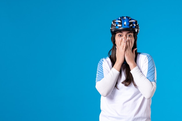 Mulher jovem chocada com vista frontal em roupas esportivas e capacete