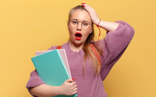 Mulher jovem. choque ou surpresa. conceito de estudante