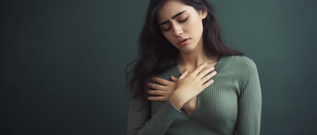 Foto mulher jovem colocando a mão no peito