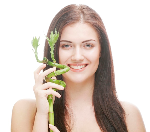 Mulher jovem com bambu sobre fundo branco