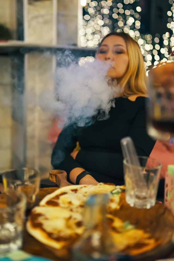 Foto mulher jovem com bebida na mesa