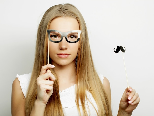 Mulher jovem com bigode postiço