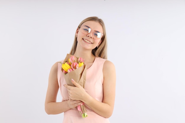 Mulher jovem com buquê em fundo branco