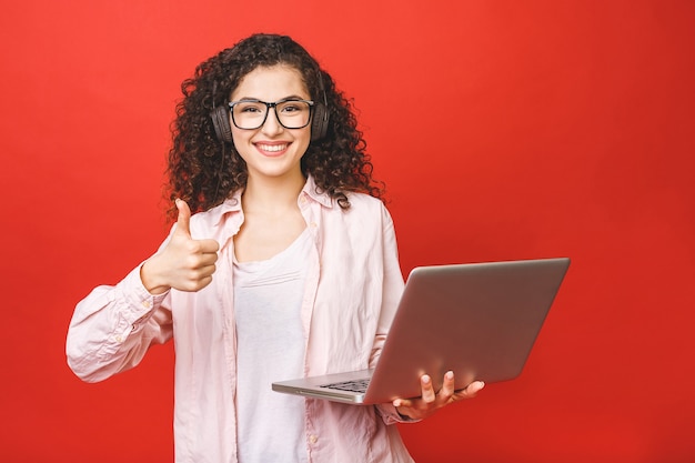 Mulher jovem com cabelo castanho encaracolado com laptop