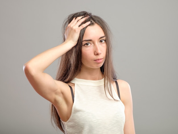 Mulher jovem com cabelo comprido em uma roupa casual