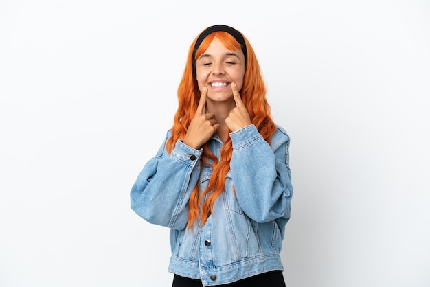 Mulher jovem com cabelo laranja isolado no fundo branco sorrindo com uma expressão feliz e agradável