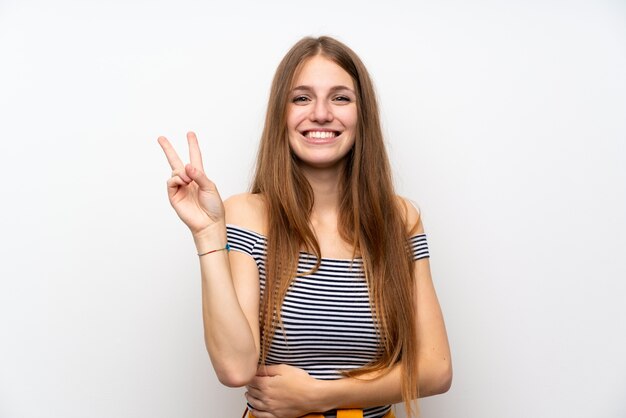 Mulher jovem, com, cabelo longo, sorrindo, e, mostrando, sinal vitória