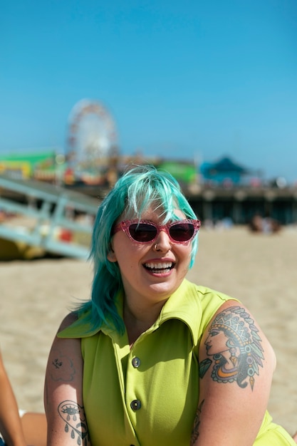 Foto mulher jovem com cabelo tingido perto do mar