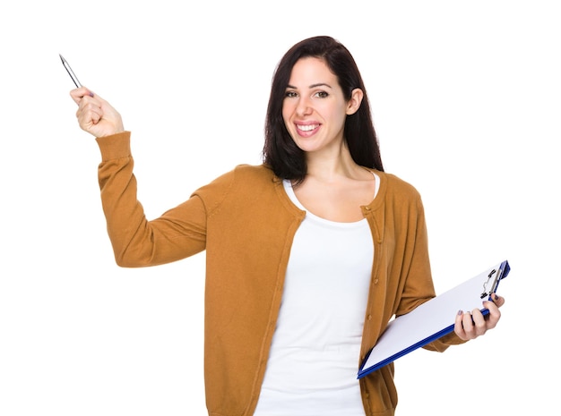 Mulher jovem com caderno e caneta apontando para cima