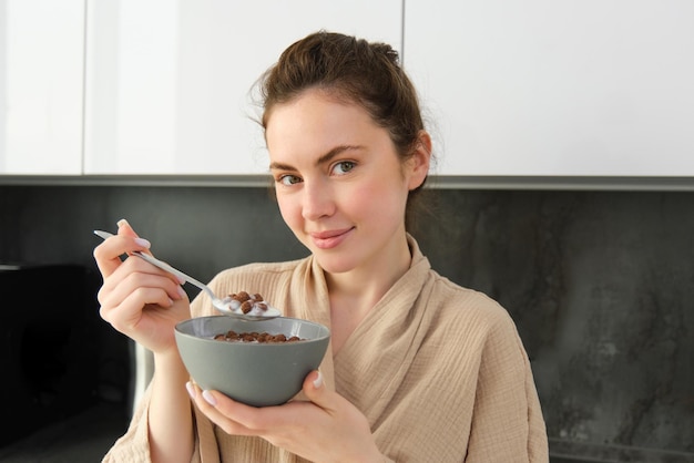 Foto mulher jovem com café em casa