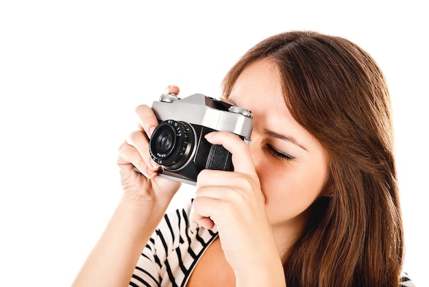 Mulher jovem com câmera velha isolada em um fundo branco