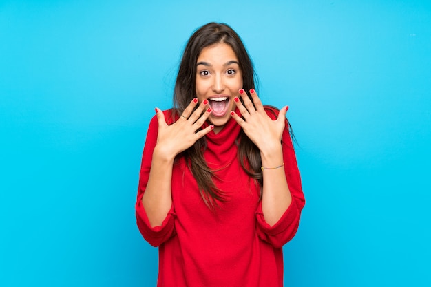 Foto mulher jovem, com, camisola vermelha, isolado, azul, com, surpresa, expressão facial