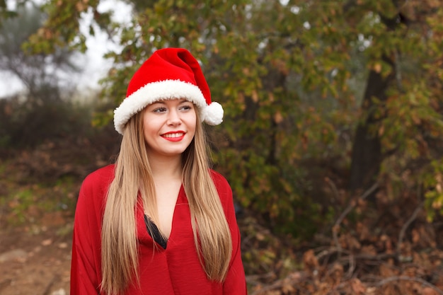 Mulher jovem, com, chapéu natal, em, a, floresta