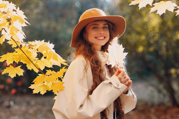 Foto mulher jovem com chapéu.