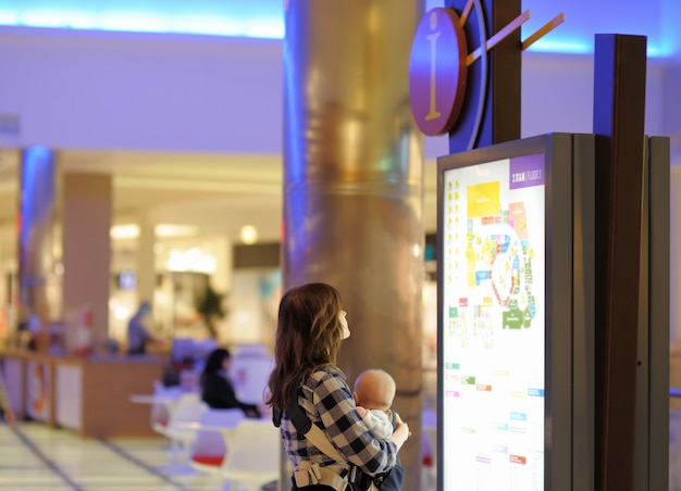 Mulher jovem, com, dela, pequeno, bebê, em, um, centro comercial