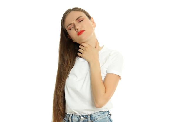 Mulher jovem com dor de garganta isolada no fundo branco