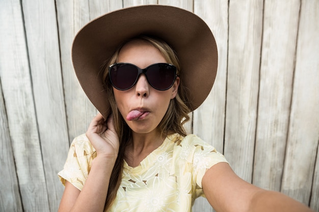 Mulher jovem, com, estendido, língua, levando, um, selfie