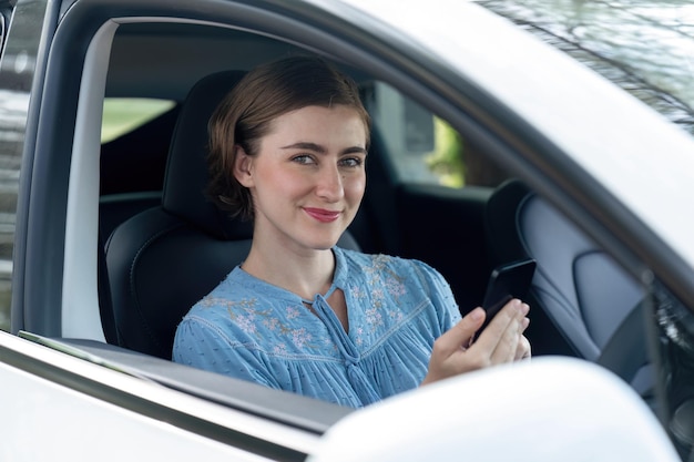 Mulher jovem com estilo de vida de viagem de carro perpétua