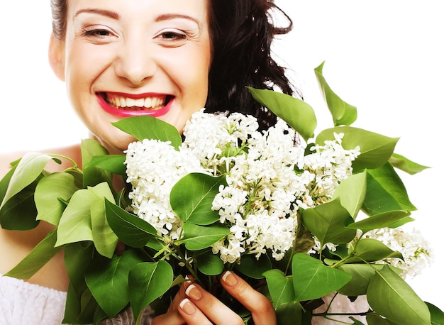 Mulher jovem com flores brancas