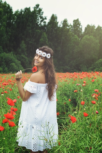 Foto mulher jovem com flores