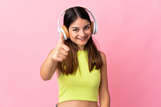 Mulher jovem com fones de ouvido ouvindo música