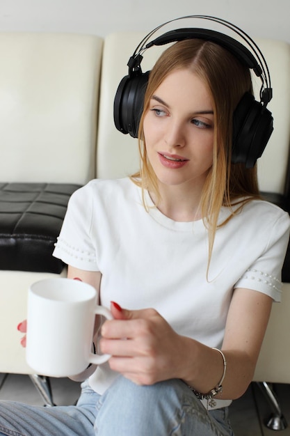 Mulher jovem, com, fones ouvindo música