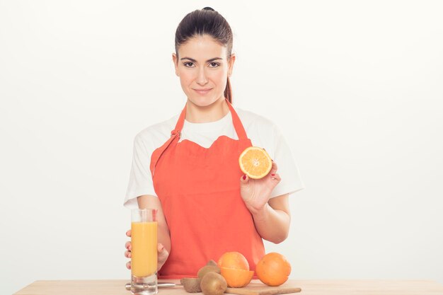 Mulher jovem com frutas isoladas