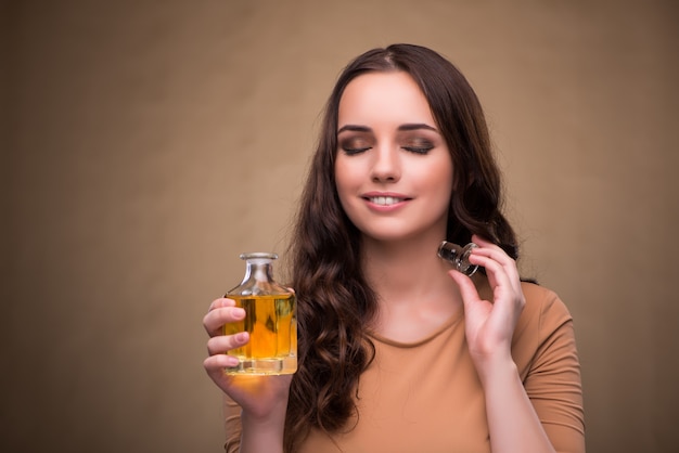 Mulher jovem, com, garrafa perfume