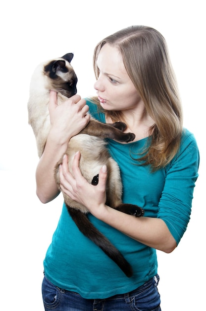 Foto mulher jovem com gato contra fundo branco