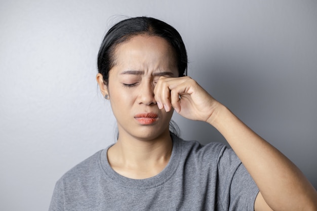 Mulher jovem com irritação nos olhos