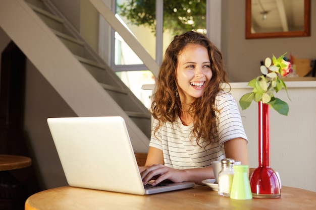 Mulher jovem, com, laptop, casa