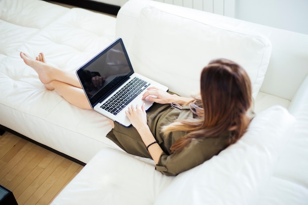 Mulher jovem, com, laptop, e, telefone móvel