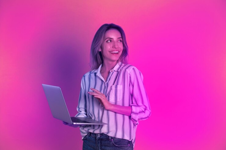 Foto mulher jovem com laptop moderno em fundo amarelo
