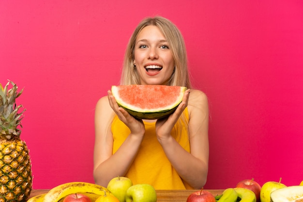 Foto mulher jovem, com, lotes, de, frutas