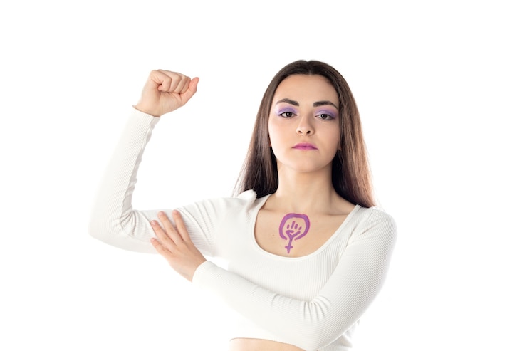 Foto mulher jovem com maquiagem roxa e com o conceito de ativismo feminista desenhando em seu corpo isolado