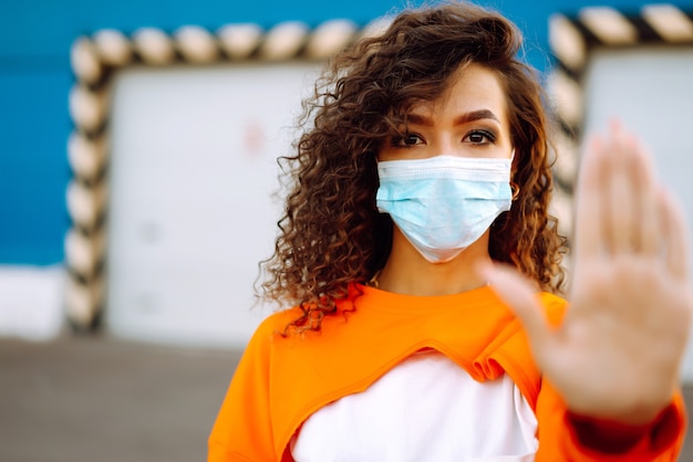 Foto mulher jovem com máscara médica